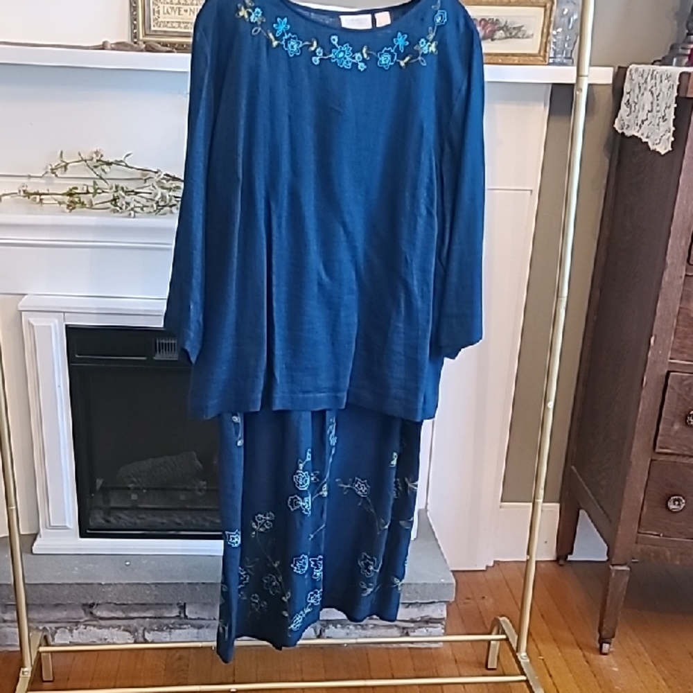 Liz Claiborne Blue Floral Embroidered Ensemble